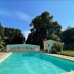 Le Galet Bleu Entre Honfleur Et Etretat *